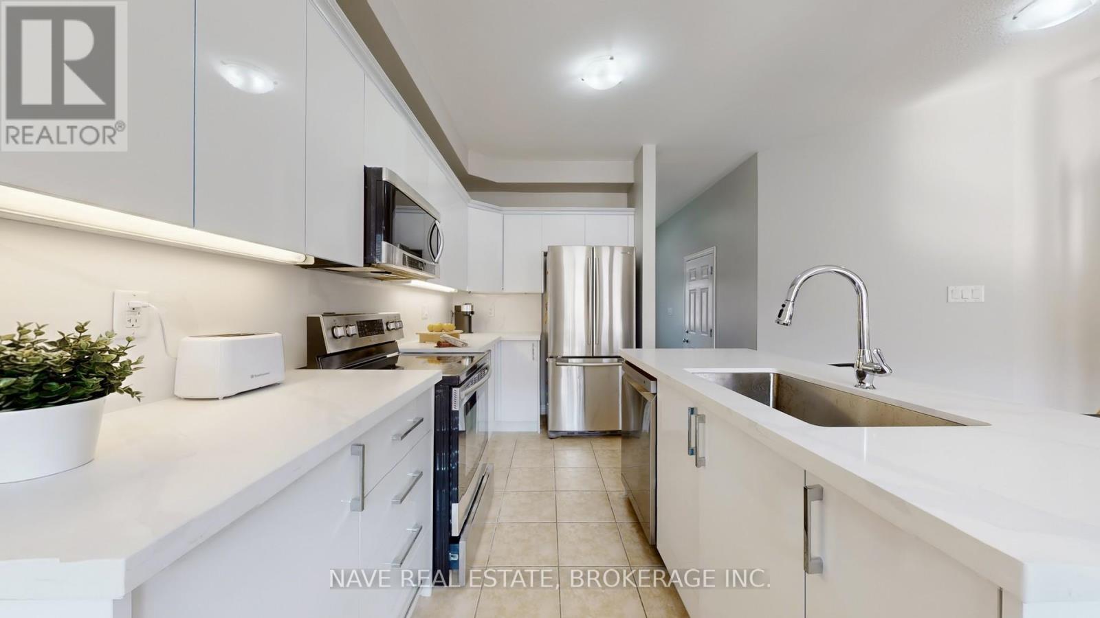 Photo 7 of 66 Lourakis Street, Richmond Hill ON