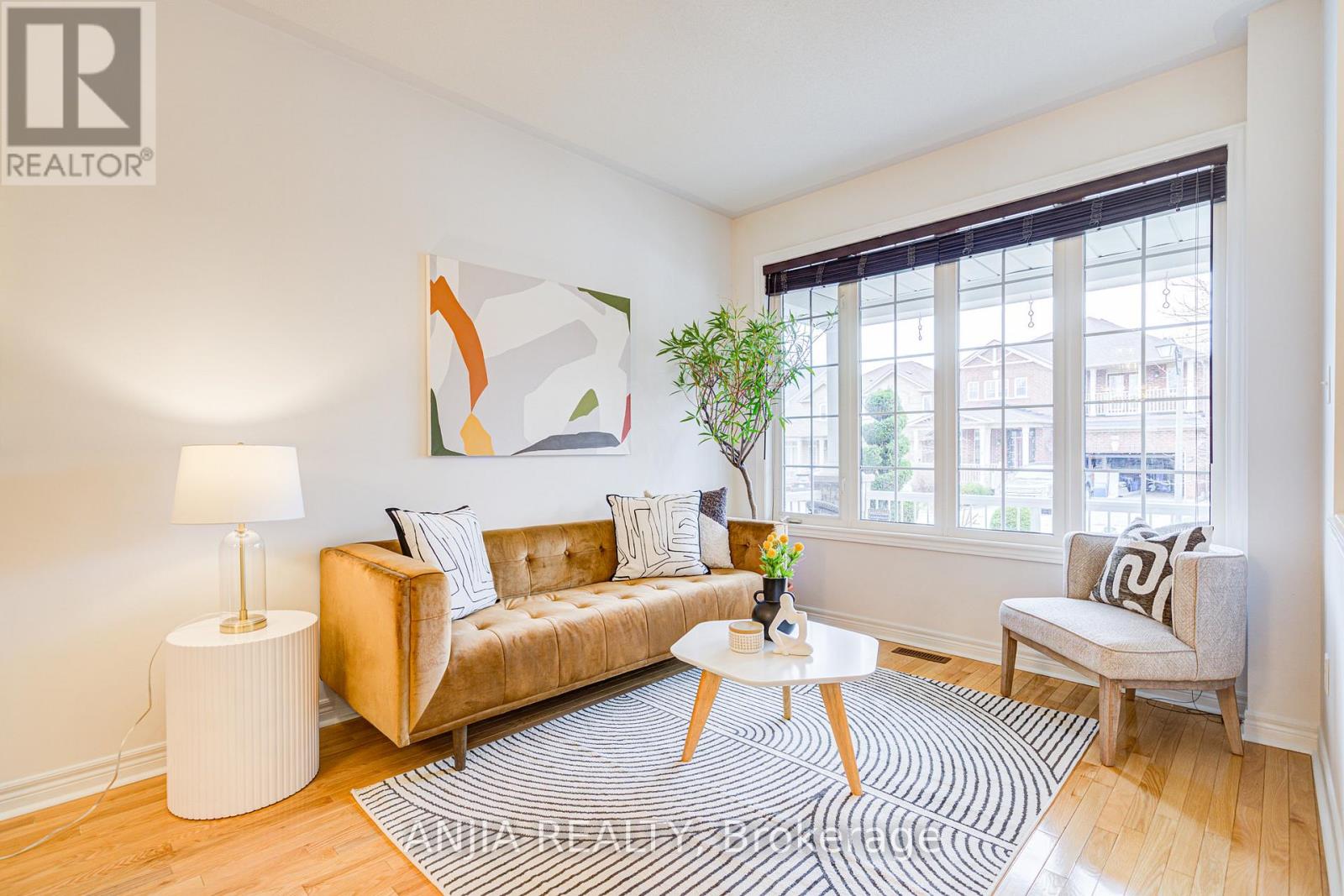 Photo 8 of 6 Linsmary Court, Markham ON