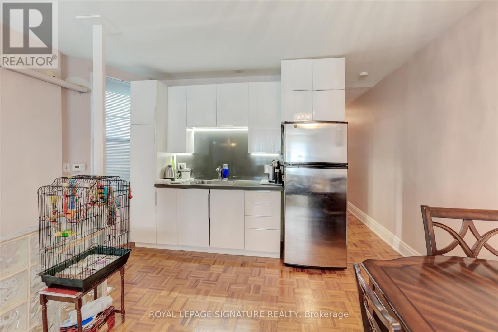Photo 4 of 3142 Dundas Street W, Toronto ON