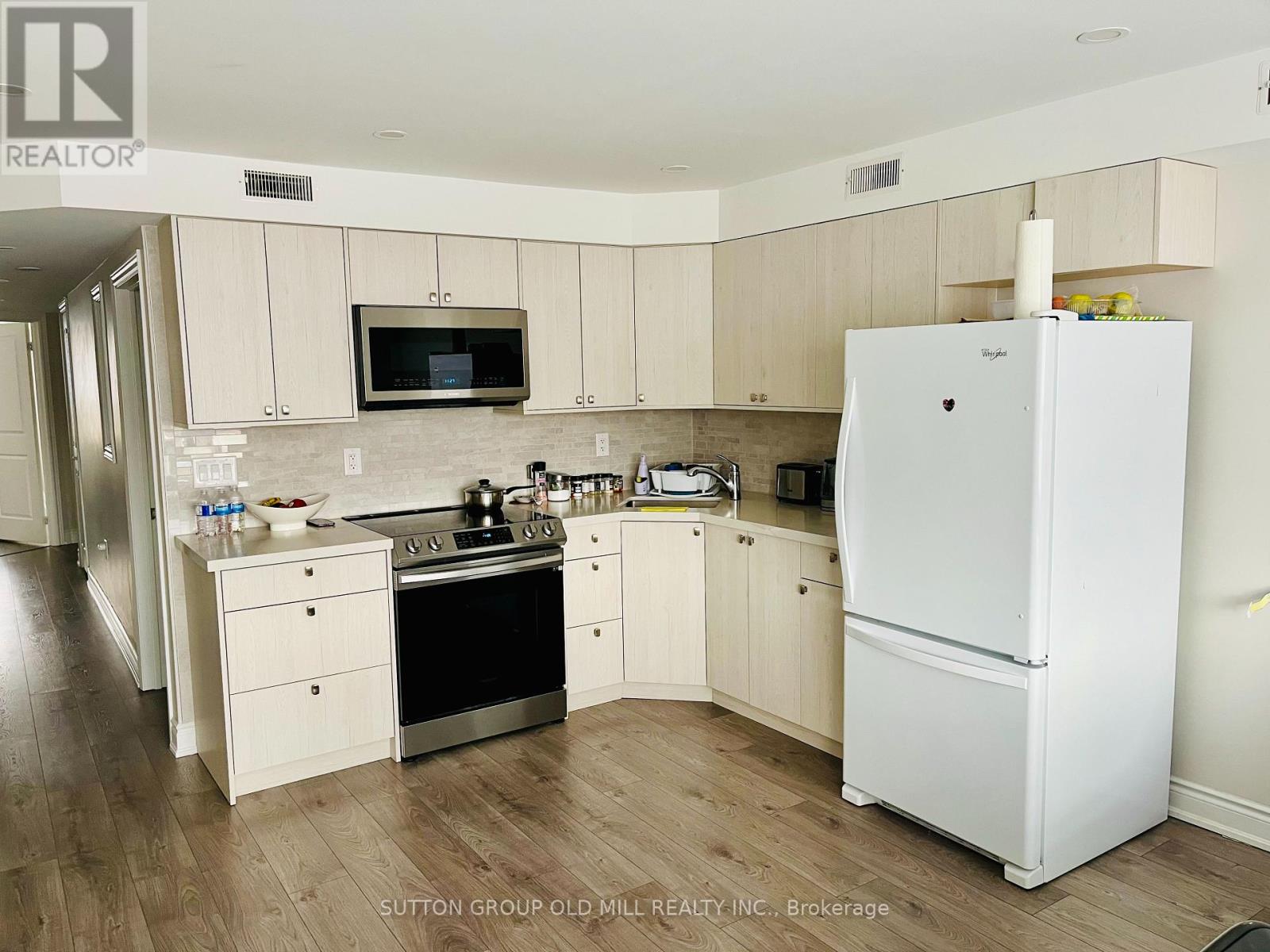 Photo 6 of 1032 Burnhamthorpe Road E, Mississauga ON