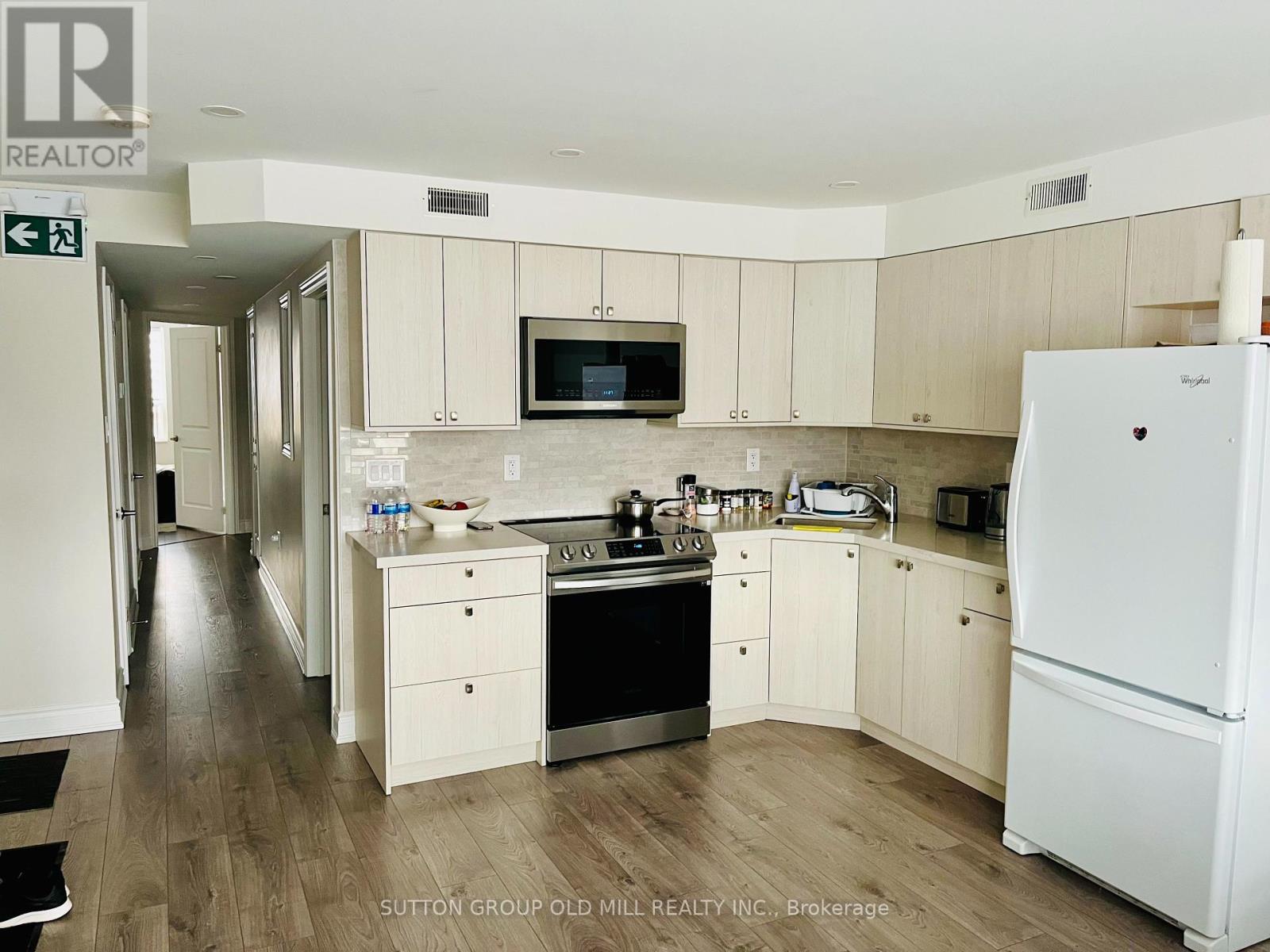 Photo 2 of 1032 Burnhamthorpe Road E, Mississauga ON