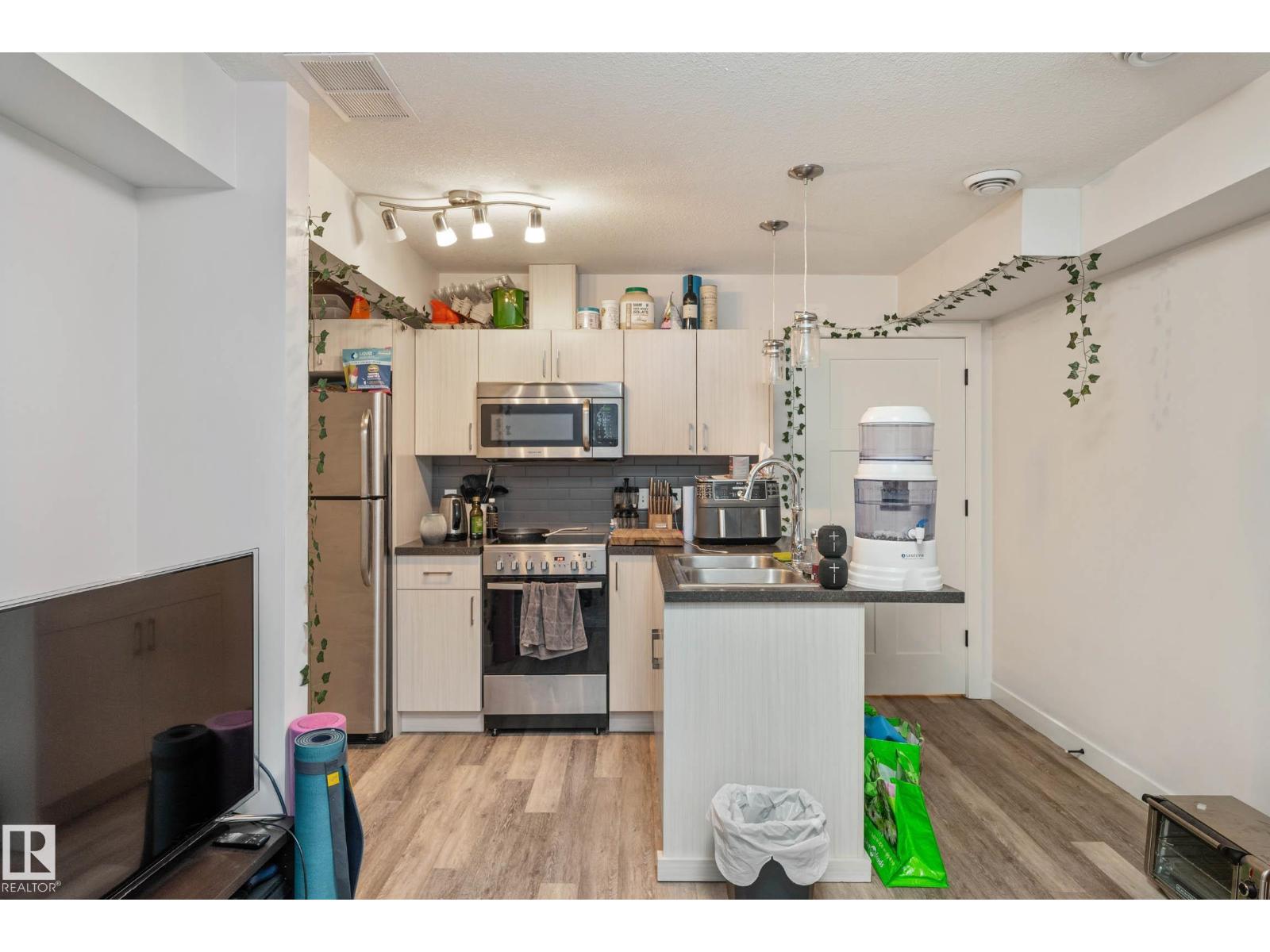 Photo 16 of 7204 Cardinal Wy Sw, Edmonton AB