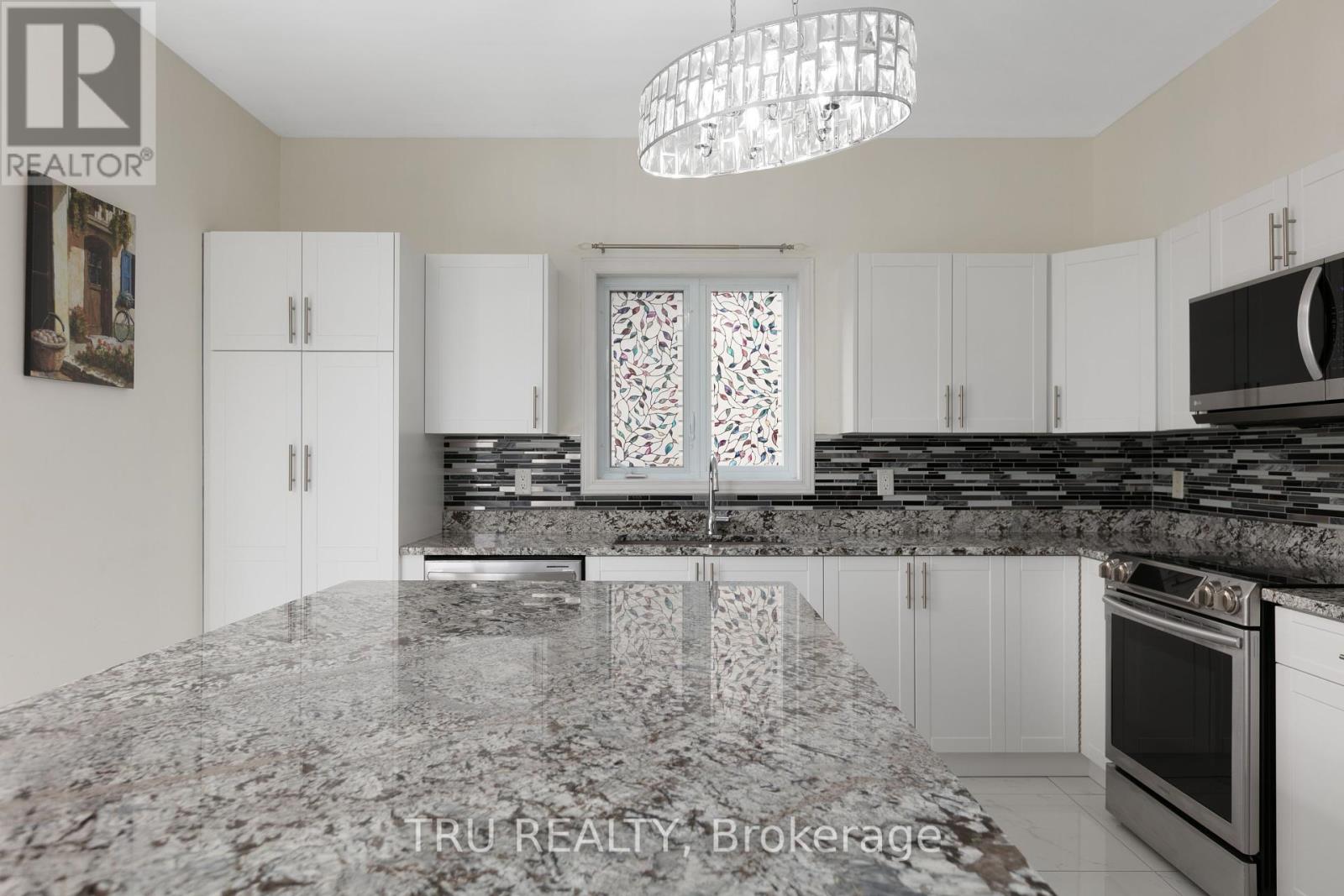 Photo 8 of 18 Gannet Street W, Ottawa ON