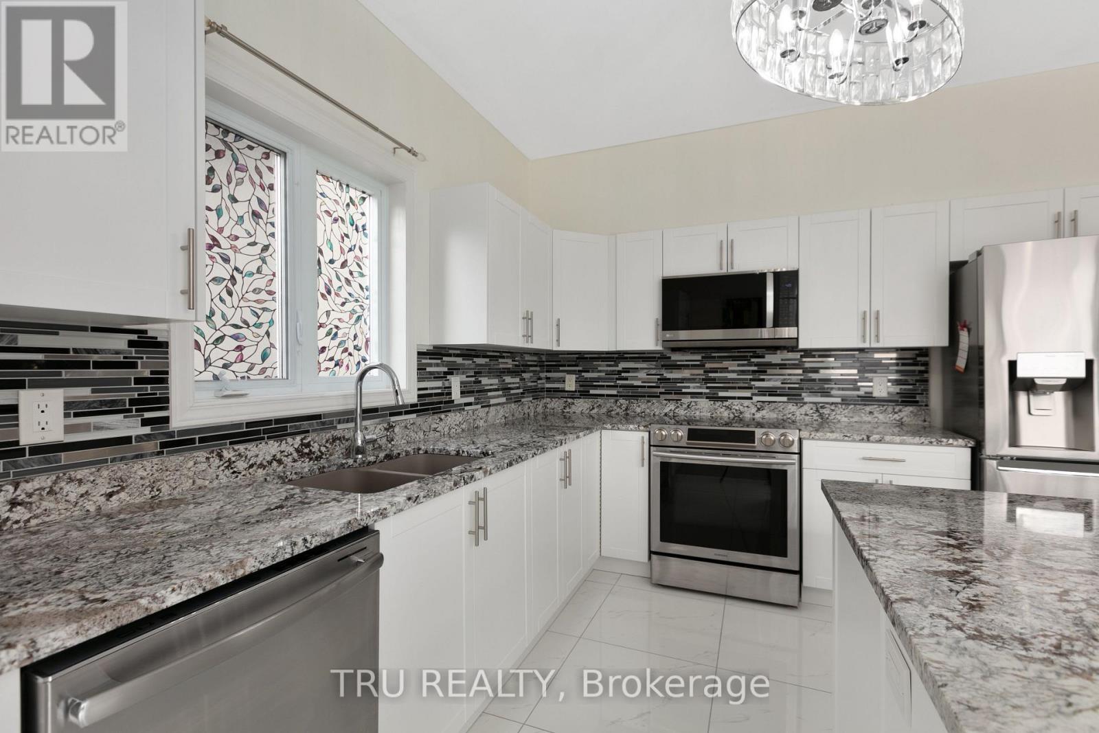 Photo 12 of 18 Gannet Street W, Ottawa ON