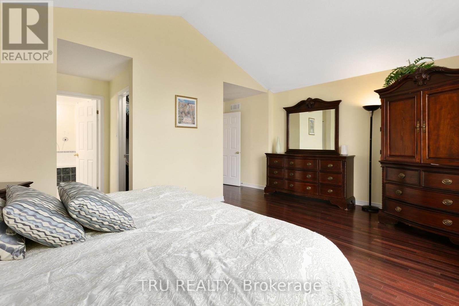 Photo 11 of 18 Gannet Street W, Ottawa ON