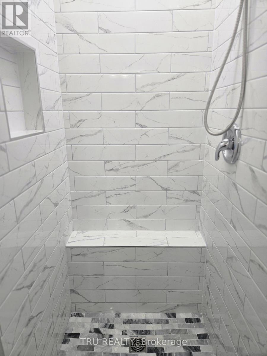 Photo 1 of 18 Gannet Street W, Ottawa ON