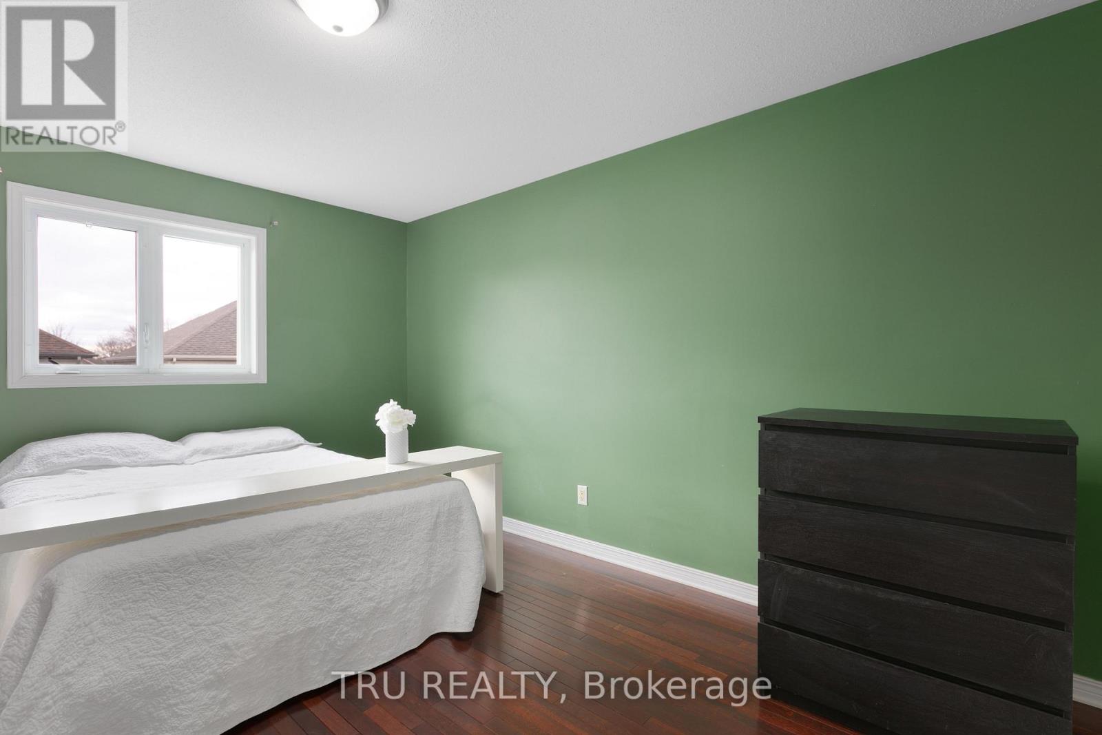 Photo 4 of 18 Gannet Street W, Ottawa ON