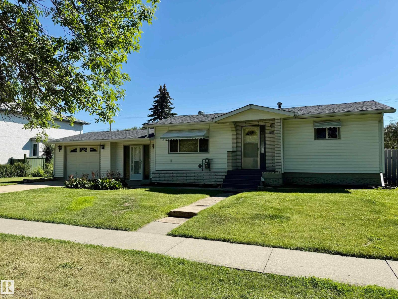 Photo 2 of 5211 51 St, Redwater AB
