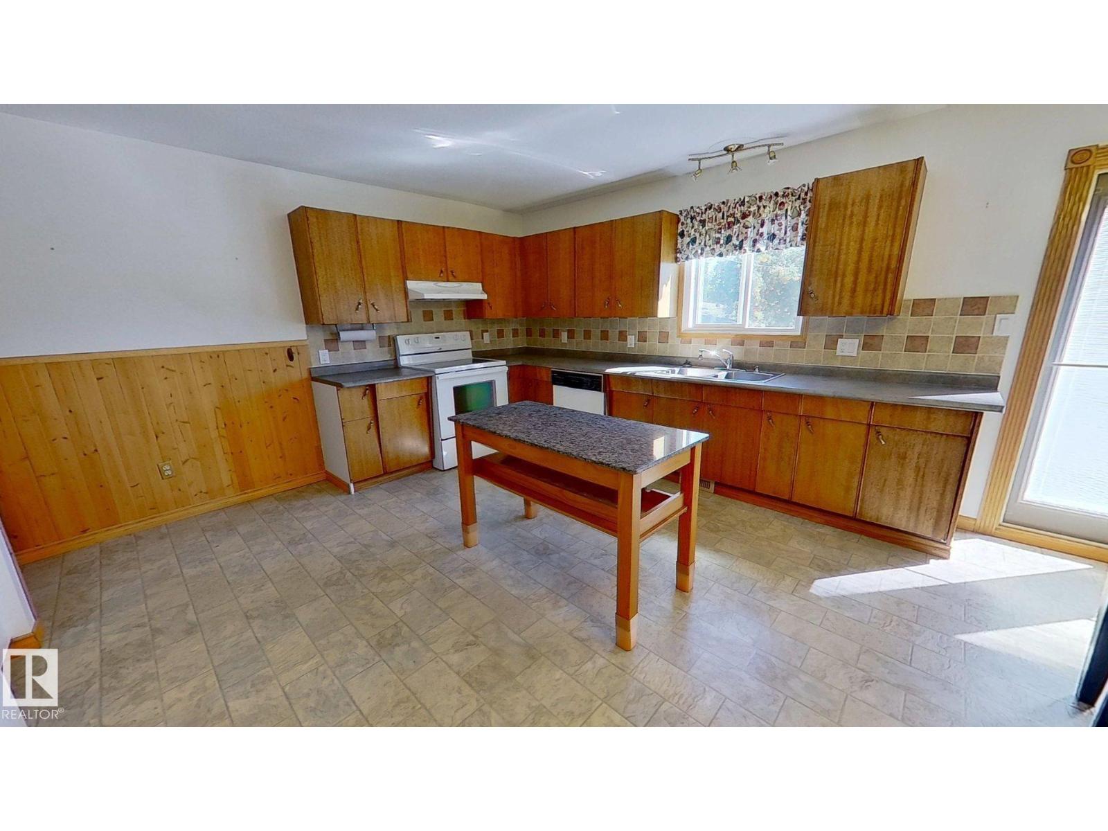 Photo 5 of 5211 51 St, Redwater AB