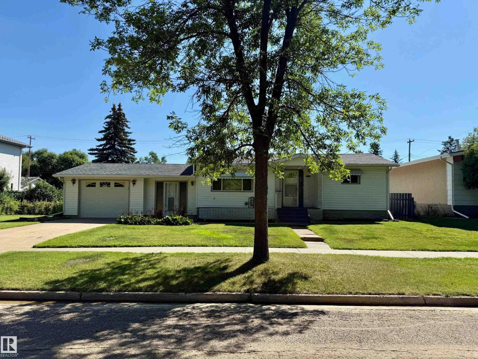 Photo 10 of 5211 51 St, Redwater AB