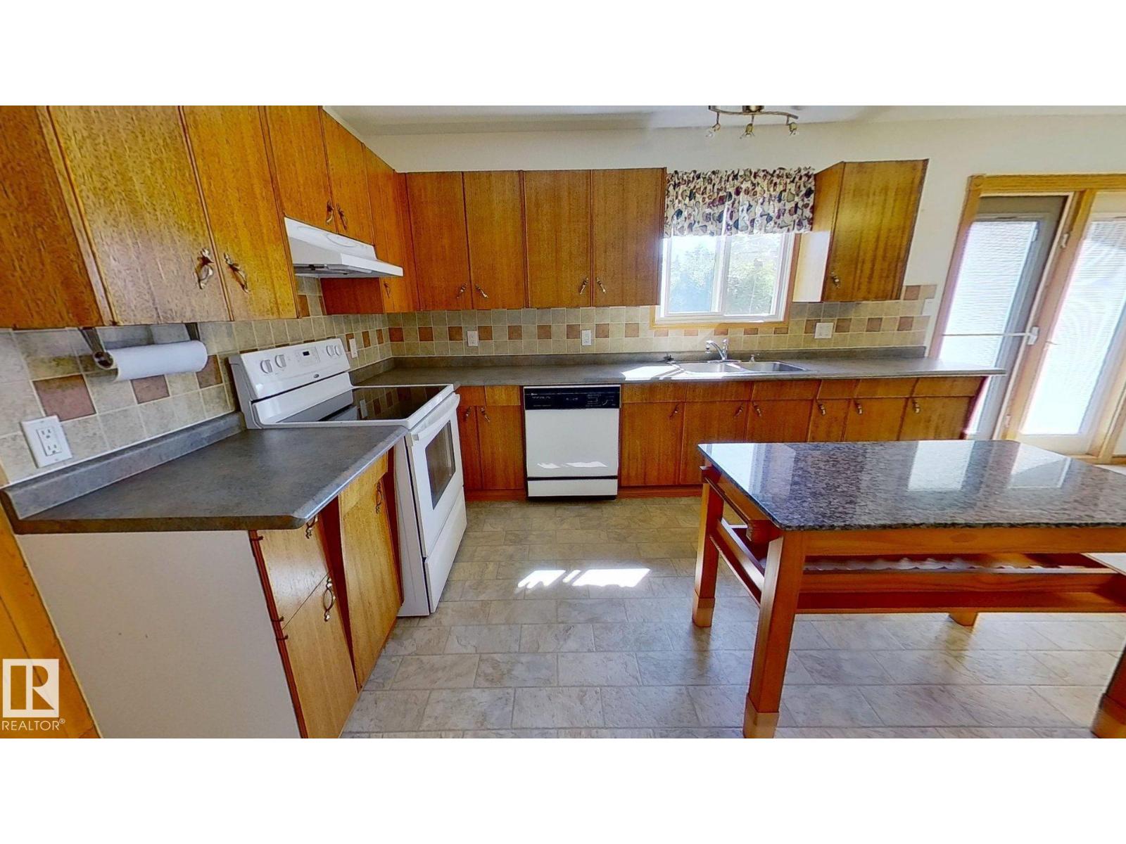 Photo 24 of 5211 51 St, Redwater AB