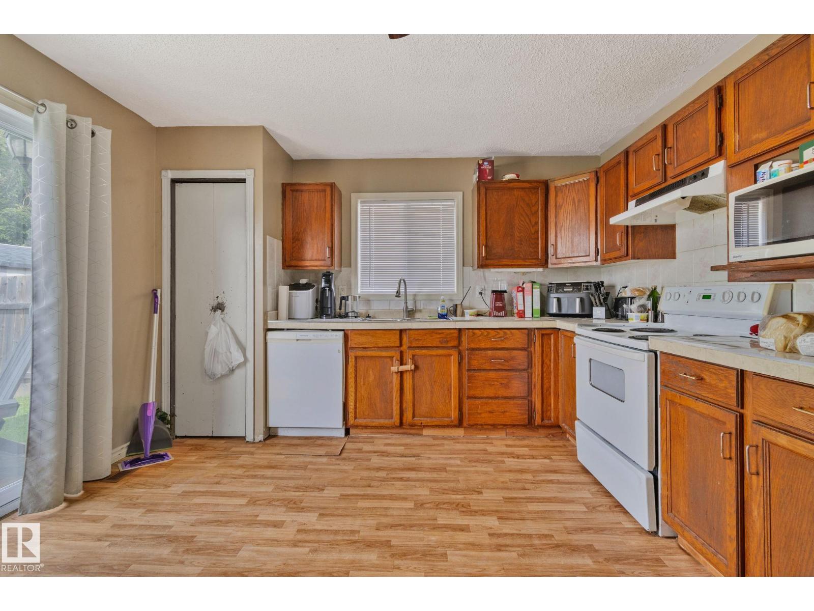 Photo 13 of 4424 32 A Av Nw, Edmonton AB