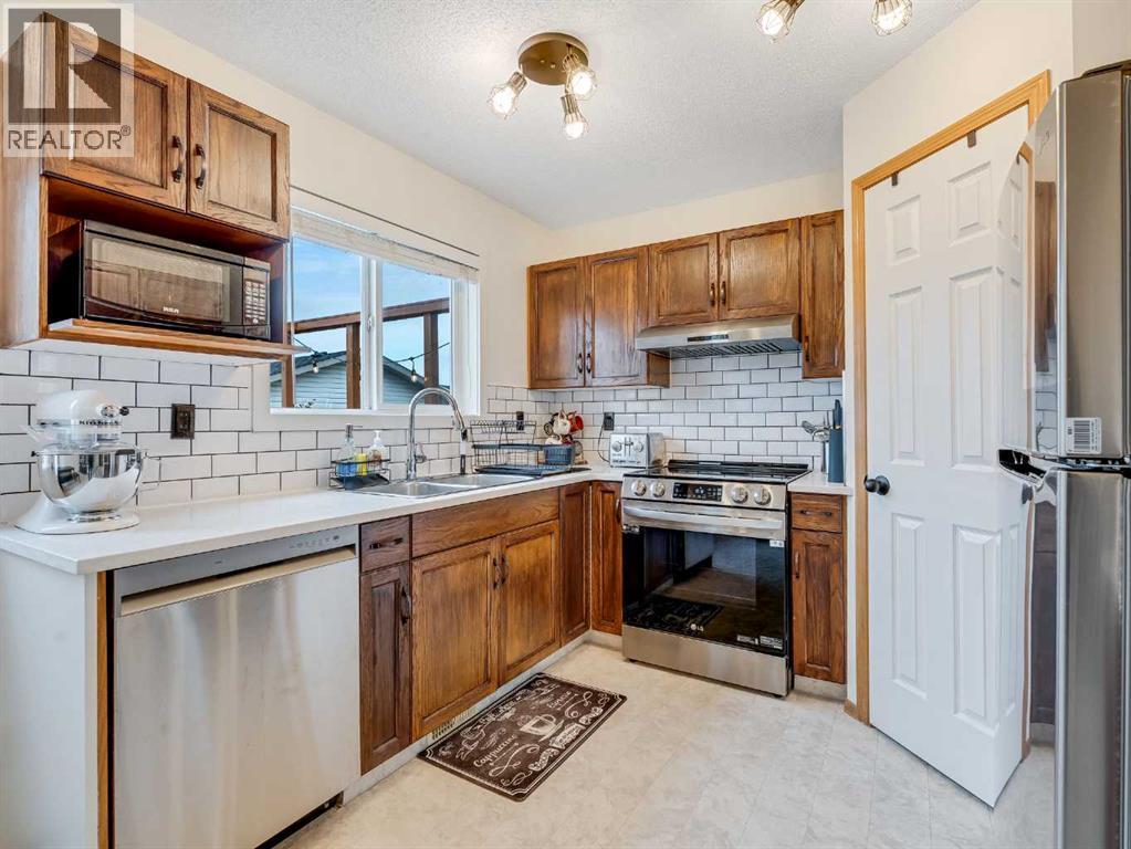 68 Bridleridge Gardens SW, Calgary, Alberta