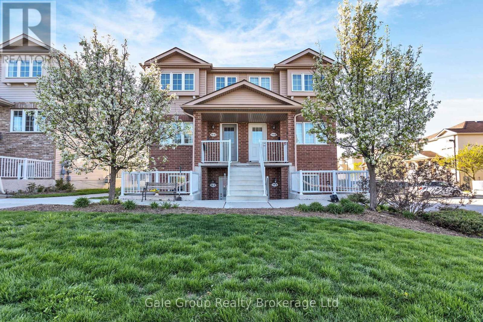 Photo 1 of 19 A 50 Howe Drive, Kitchener ON