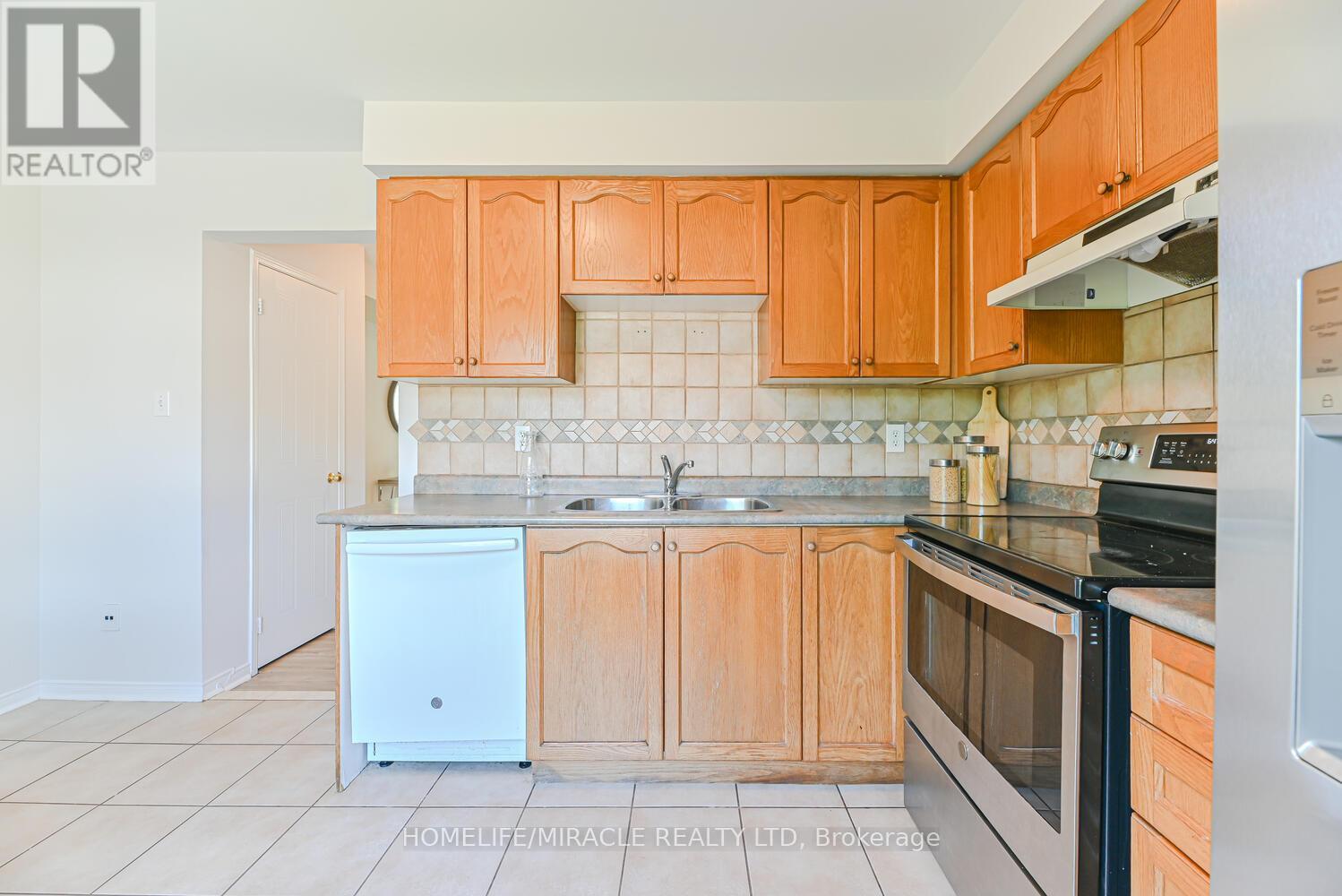 Photo 37 of 52 Mcgonigal Lane, Ajax ON
