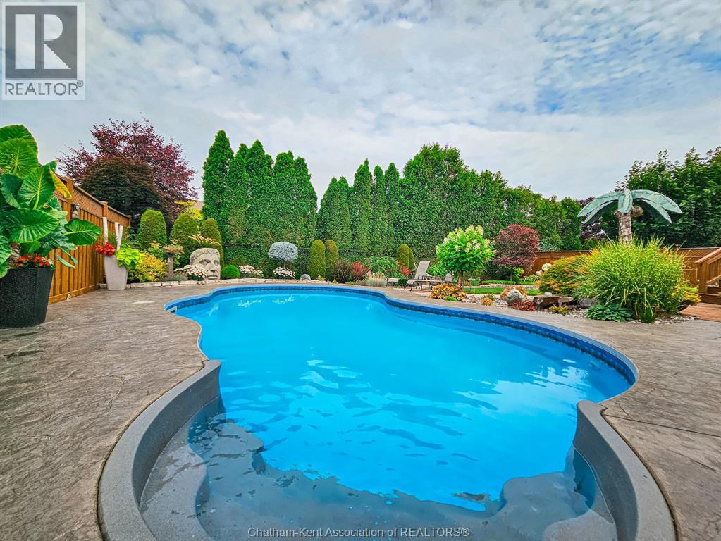 Photo 10 of 645 Mcnaughton Avenue West, Chatham ON