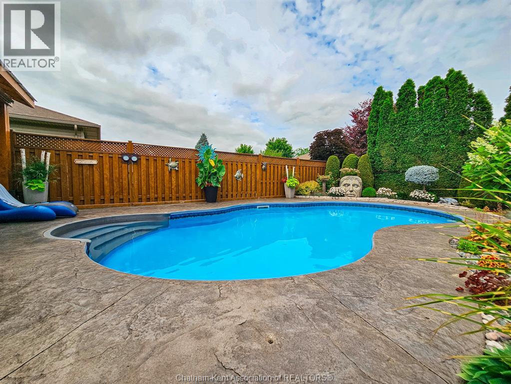 Photo 11 of 645 Mcnaughton Avenue West, Chatham ON