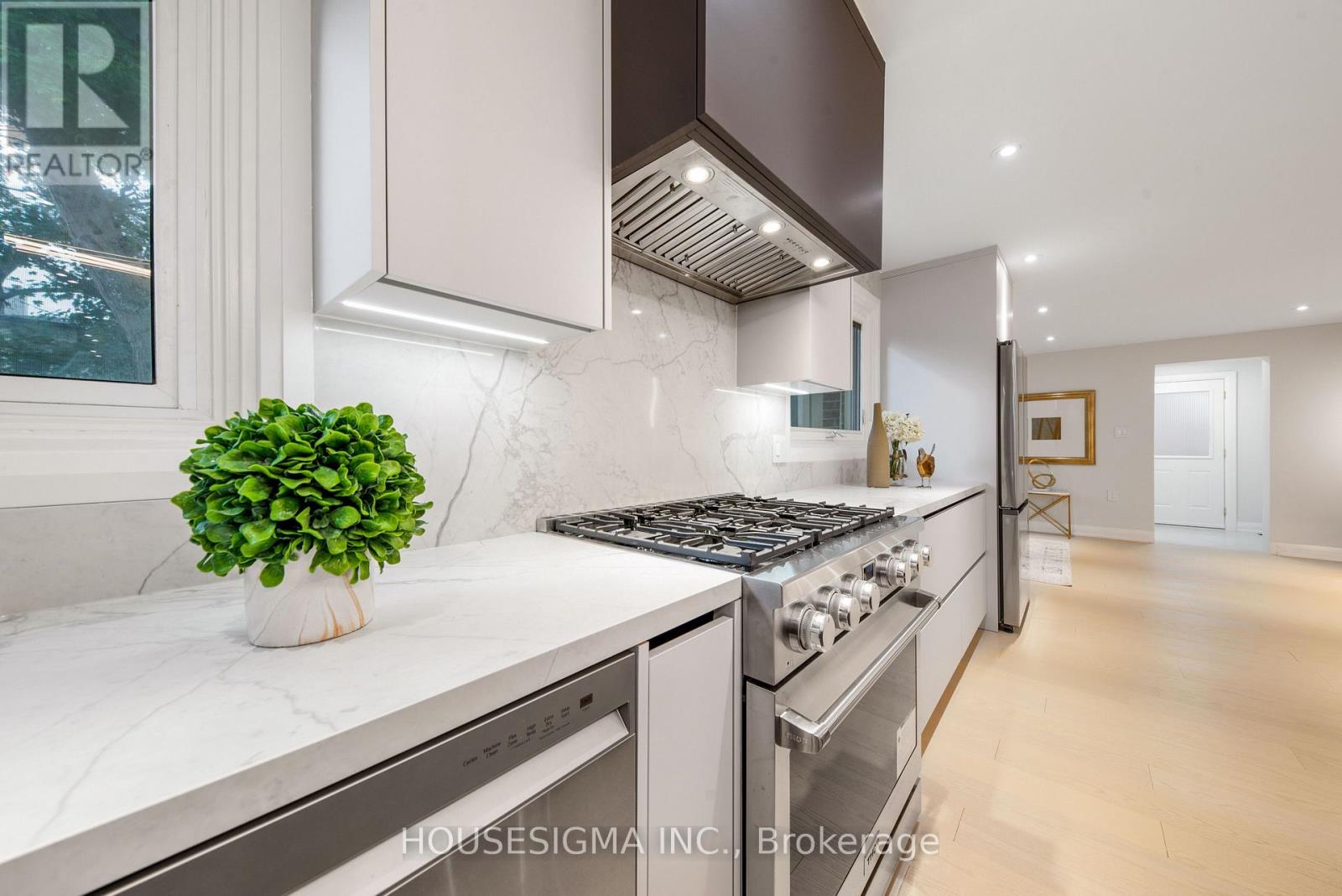 Photo 10 of 50 Royal Orchard Boulevard, Markham ON