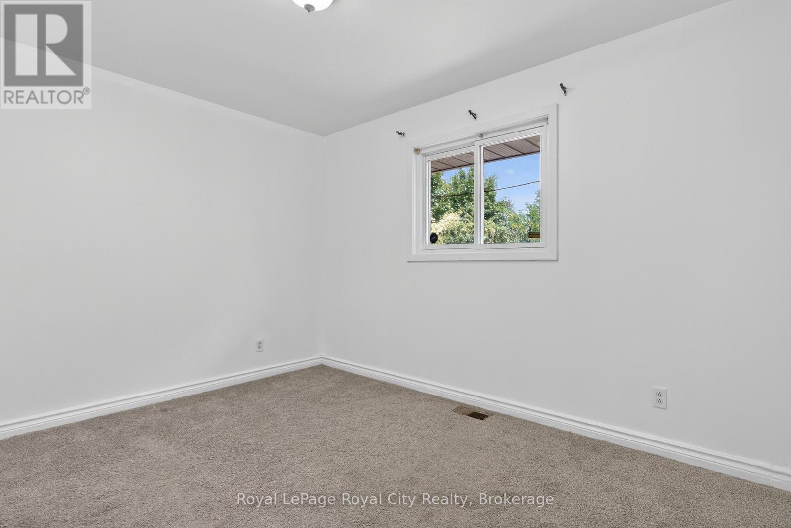 Photo 15 of 68 Sunset Boulevard, Cambridge ON