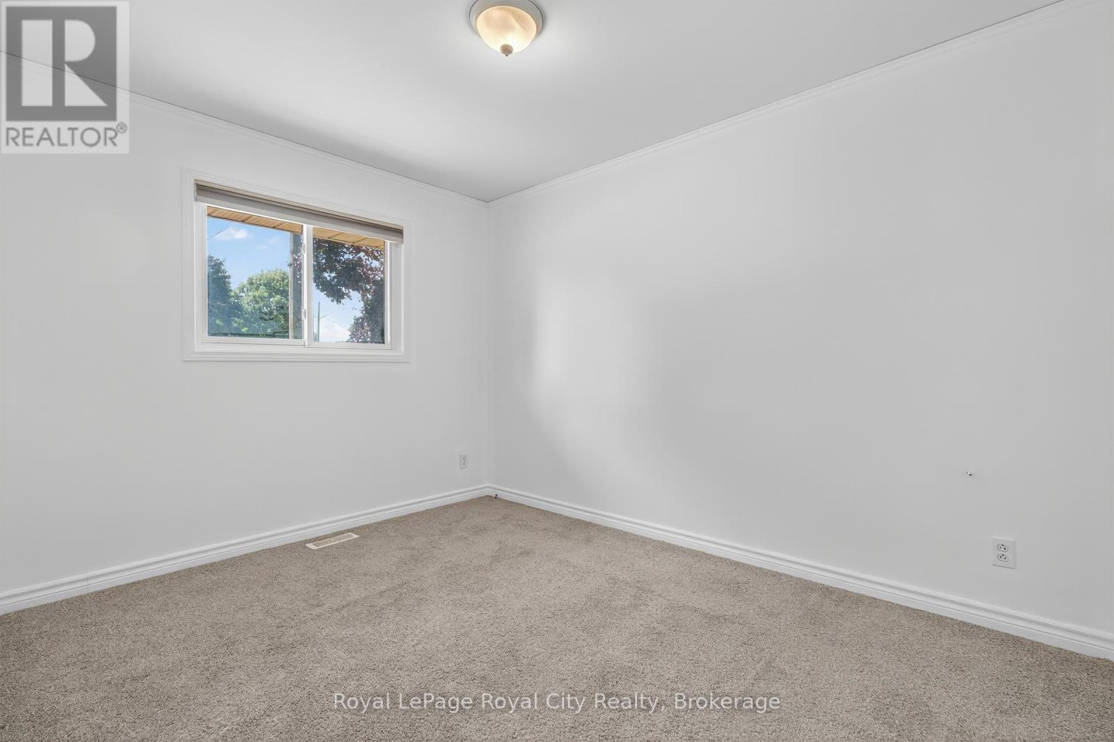 Photo 17 of 68 Sunset Boulevard, Cambridge ON