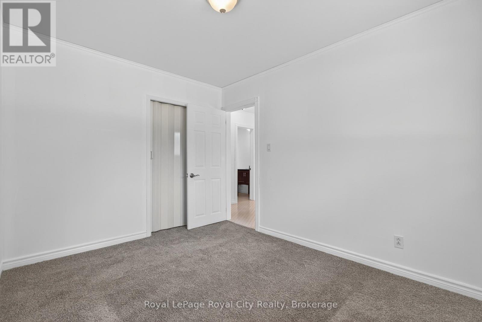 Photo 18 of 68 Sunset Boulevard, Cambridge ON