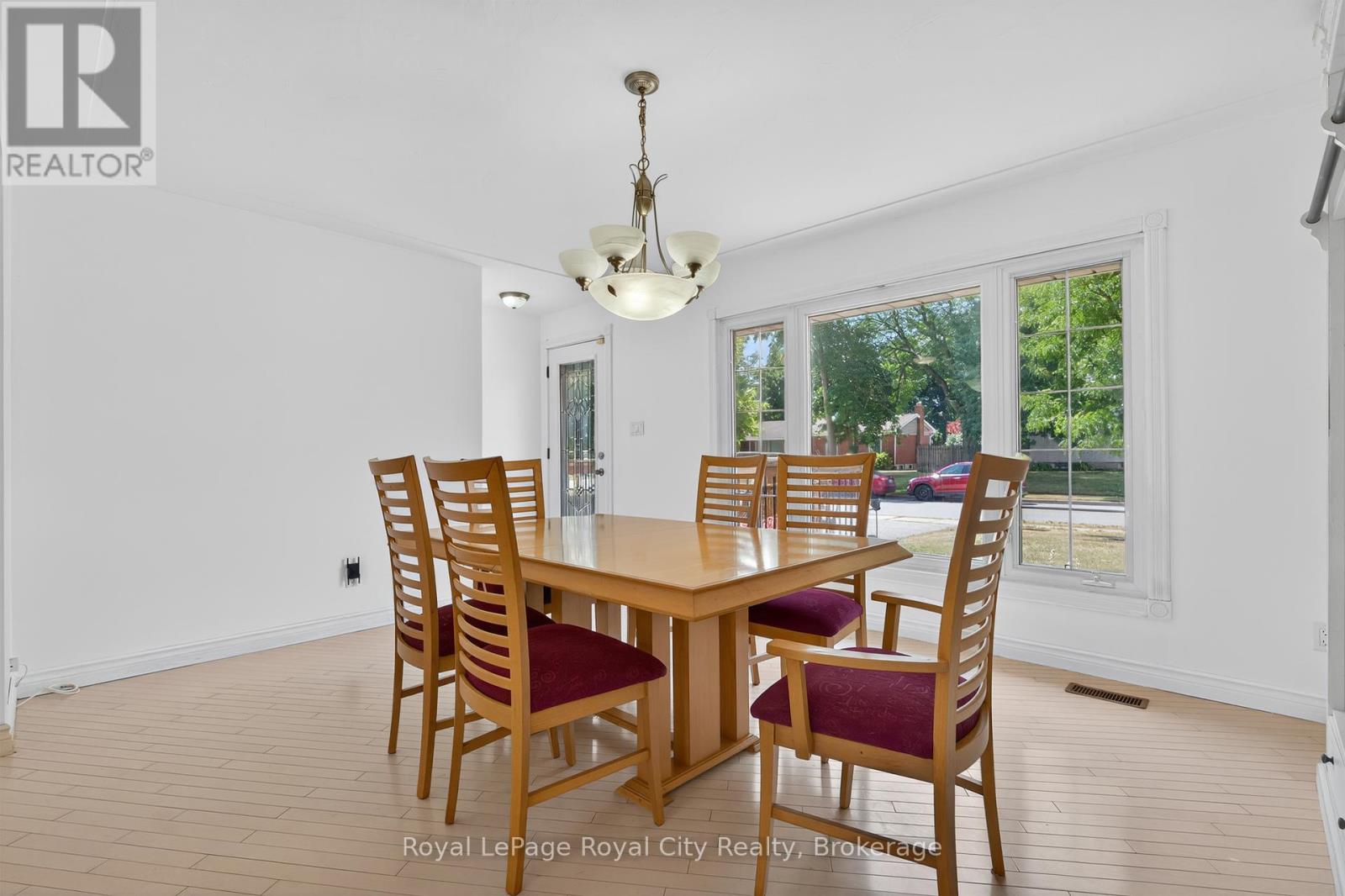 Photo 6 of 68 Sunset Boulevard, Cambridge ON