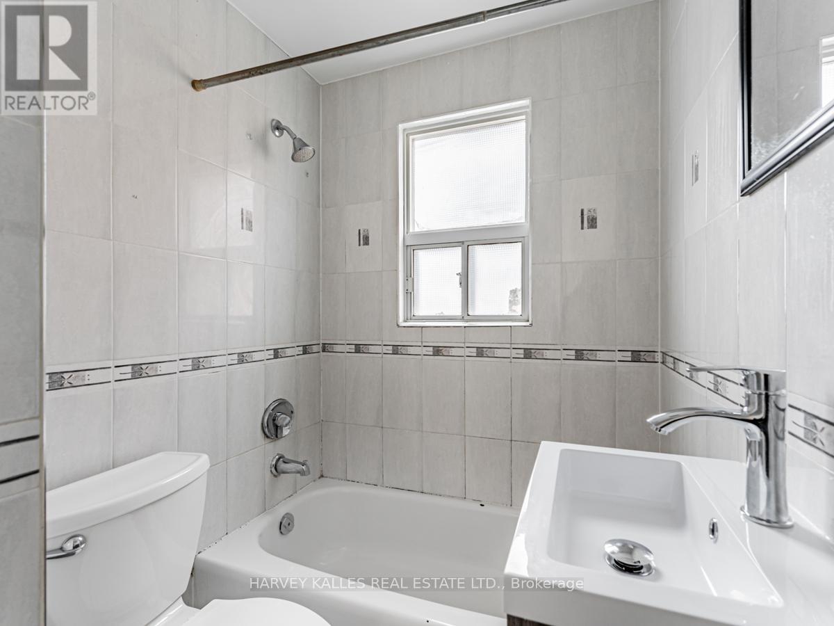 Photo 14 of 44 Leduc Drive, Toronto ON