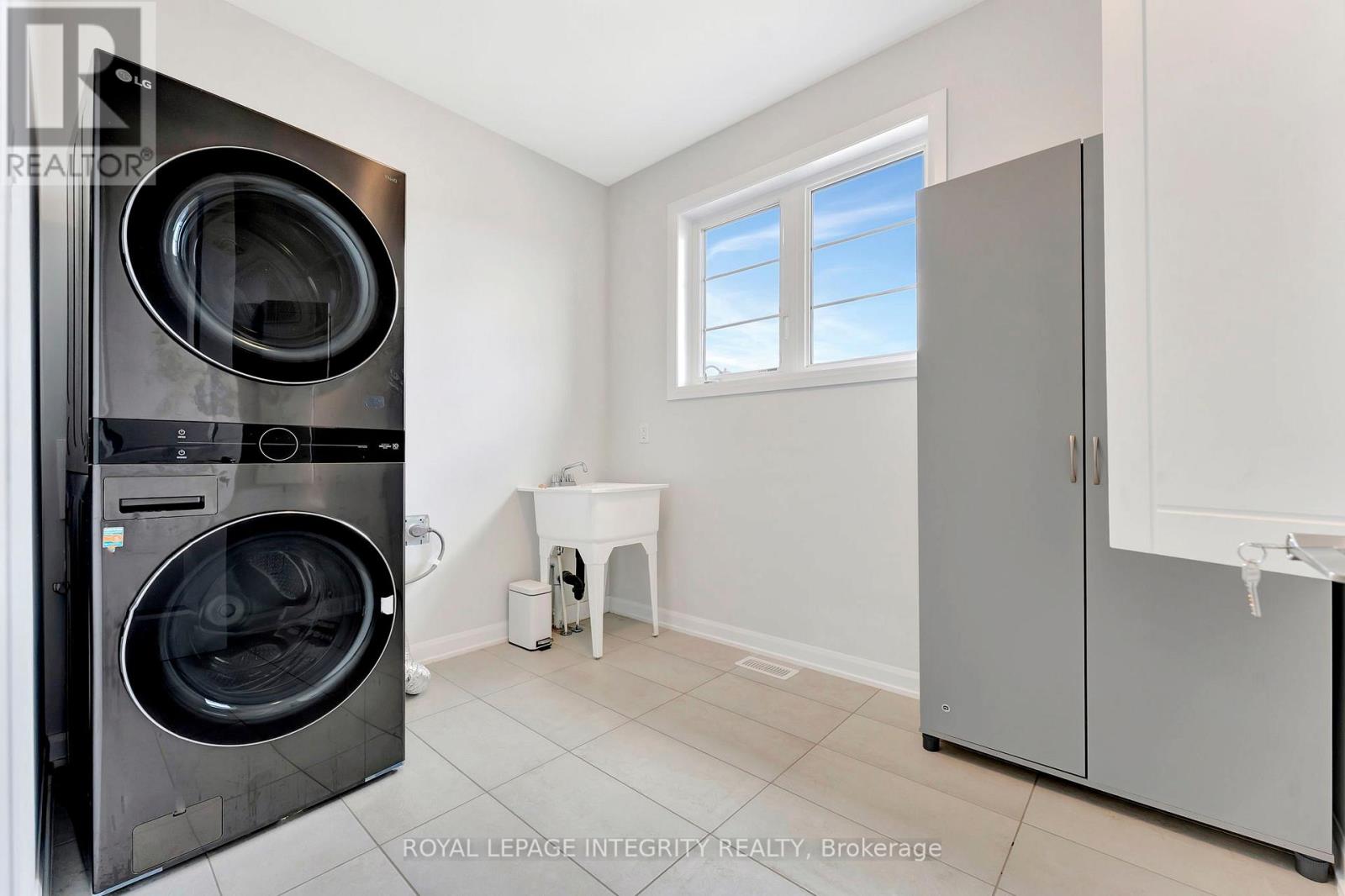 Photo 3 of 11 Ascari Road, Ottawa ON