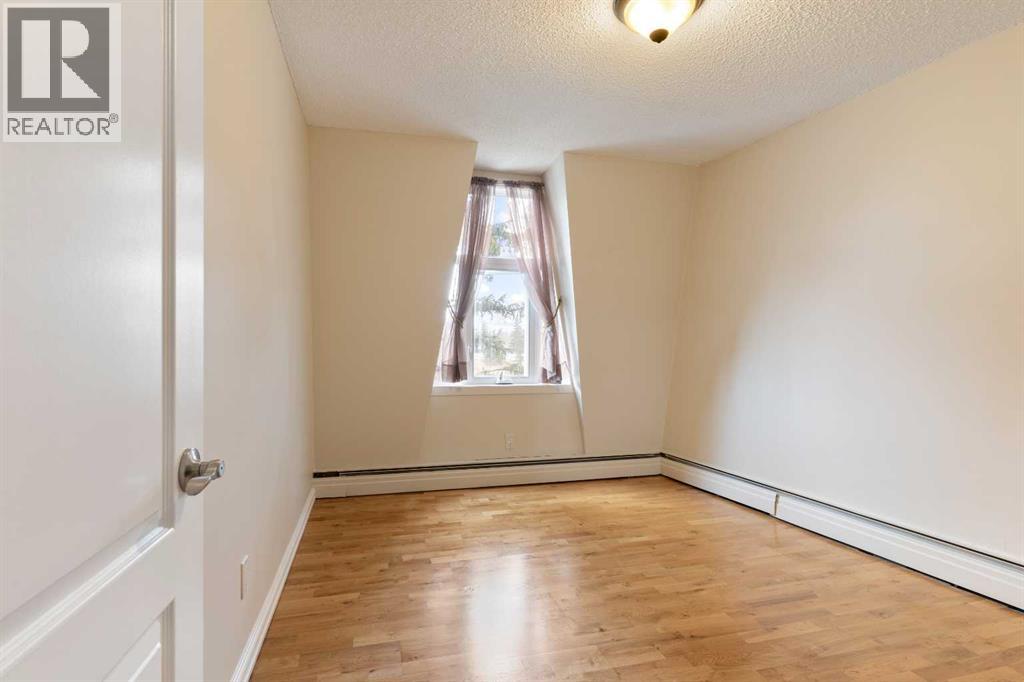 Single Family House for Sale in   Cedar Crescent SW Spruce Cliff Calgary 