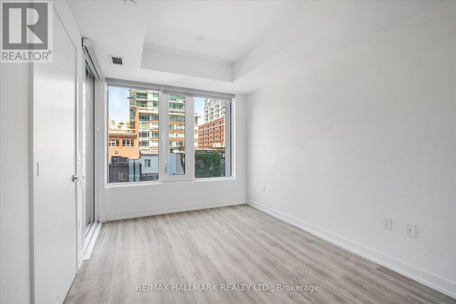 Photo 12 of 413 158 Front Street E, Toronto ON