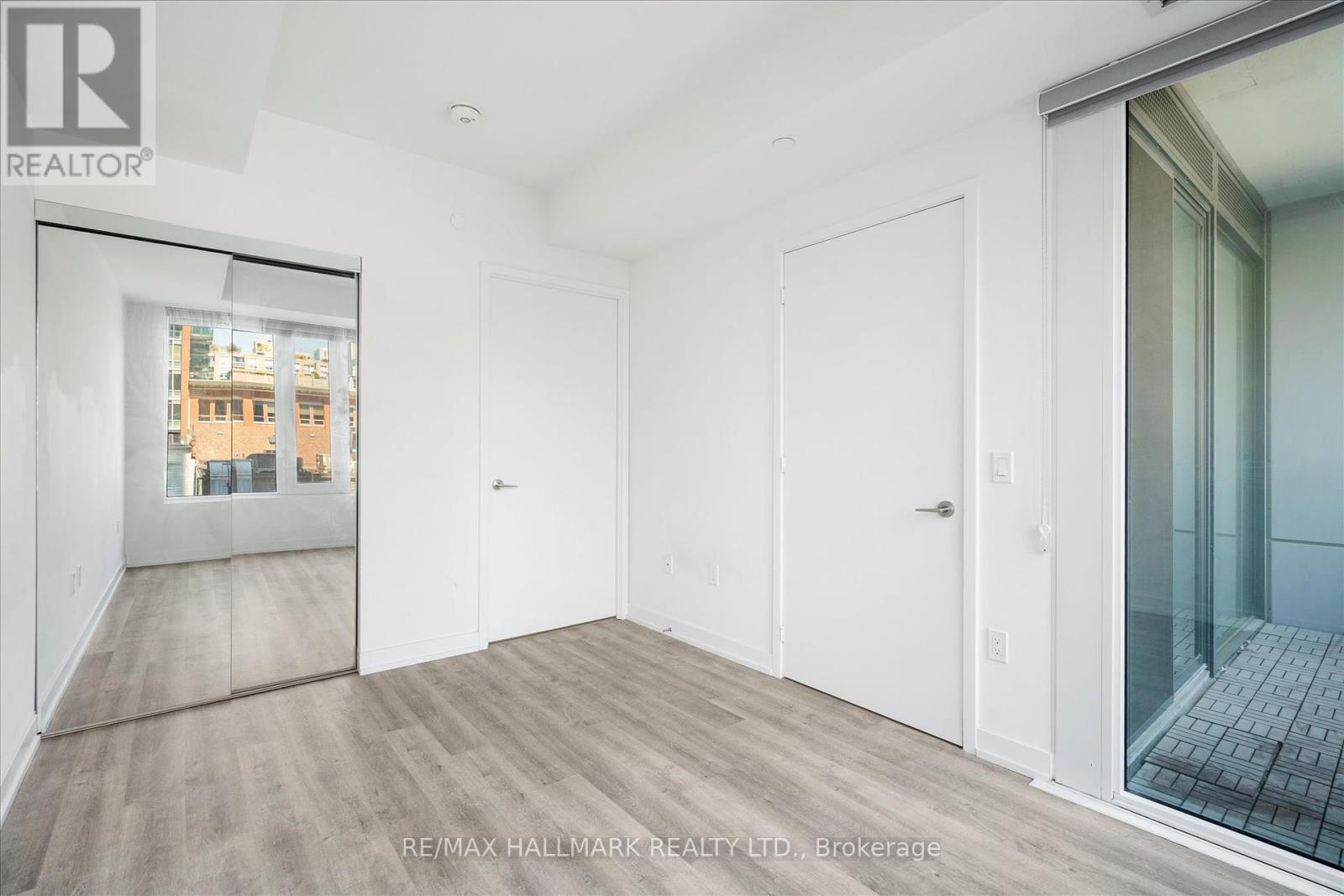 Photo 14 of 413 158 Front Street E, Toronto ON