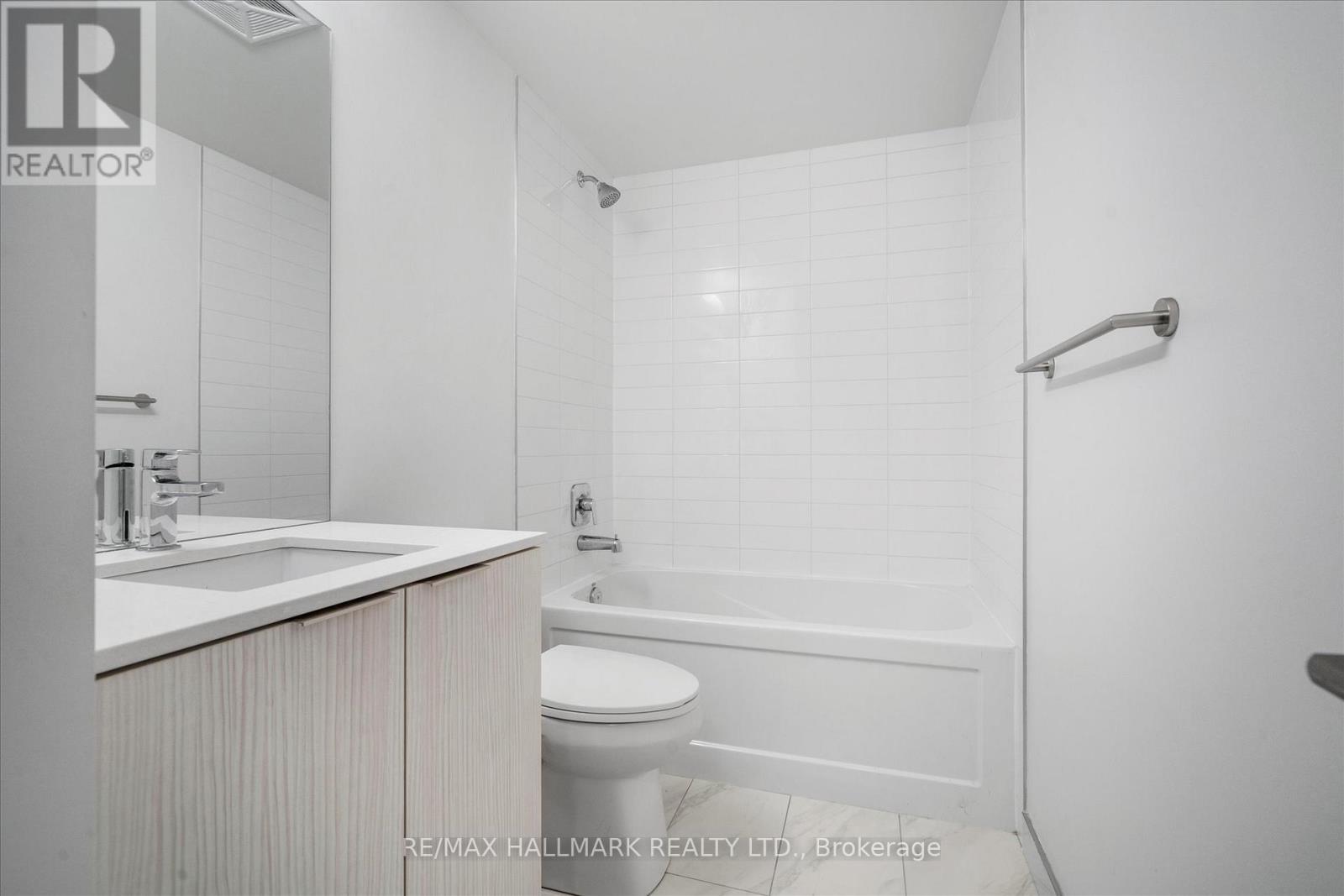 Photo 18 of 413 158 Front Street E, Toronto ON