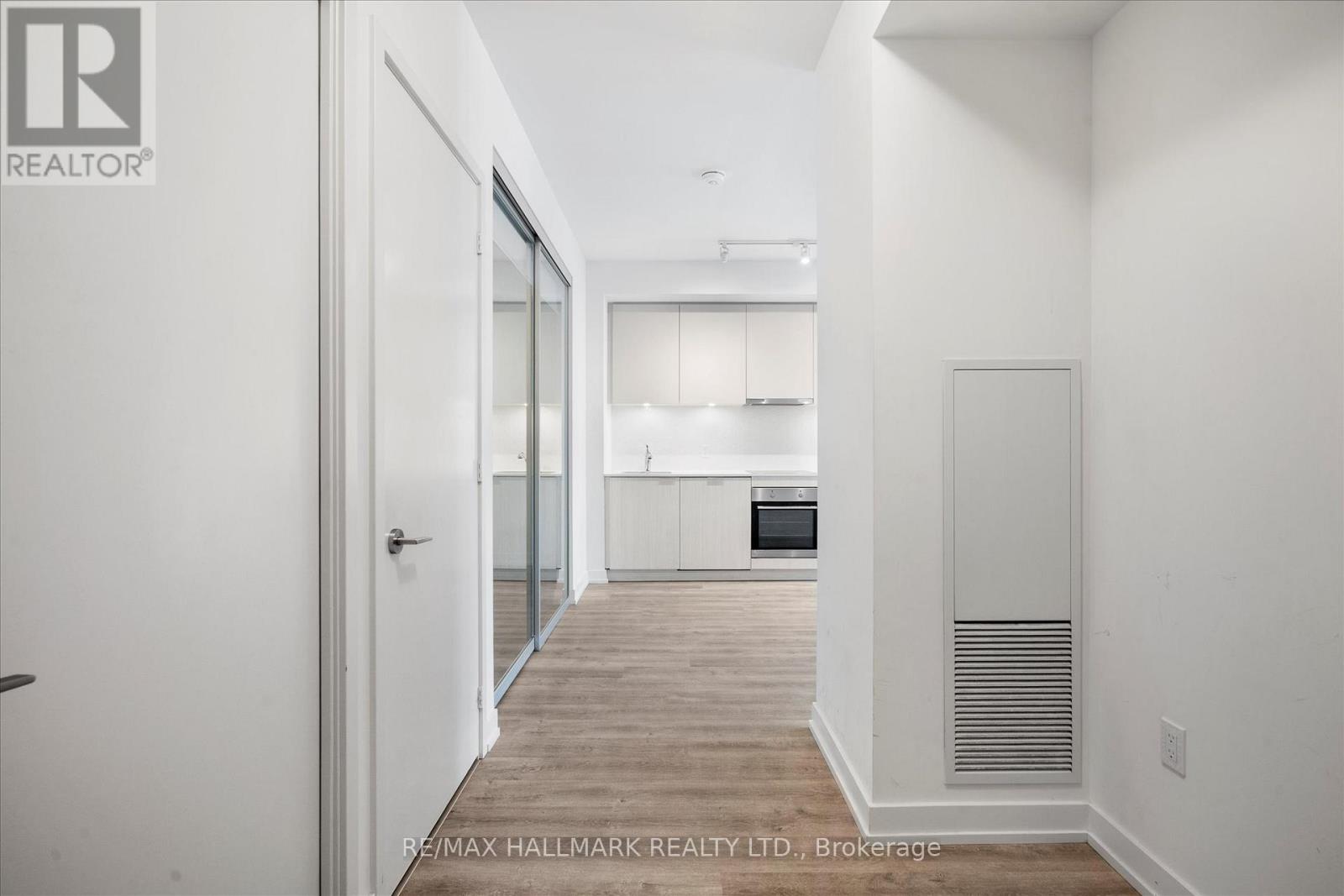 Photo 5 of 413 158 Front Street E, Toronto ON