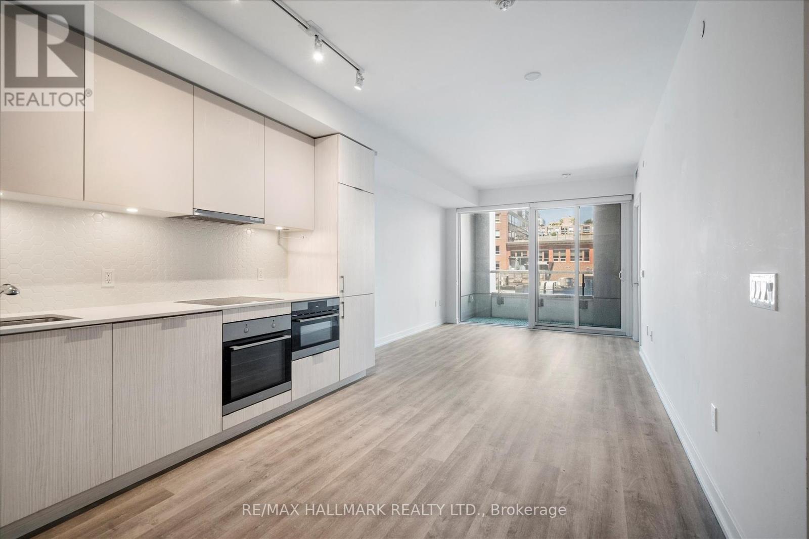 Photo 6 of 413 158 Front Street E, Toronto ON