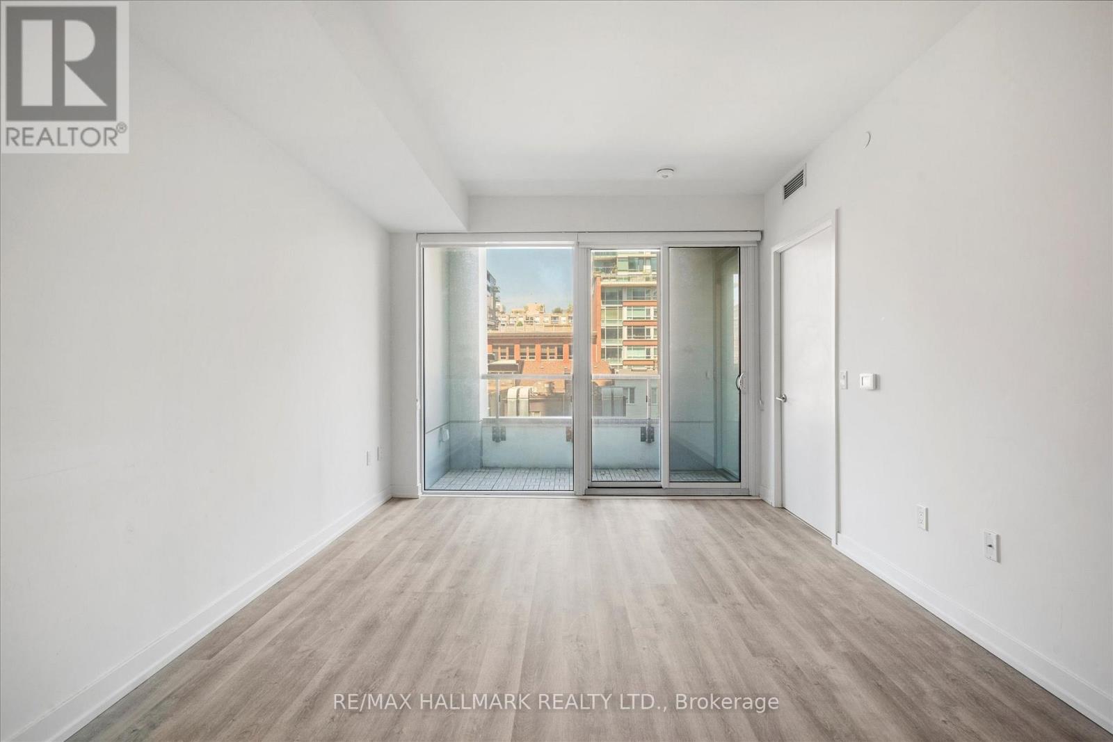 Photo 7 of 413 158 Front Street E, Toronto ON