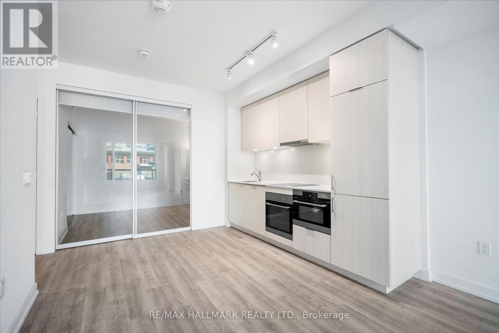 Photo 9 of 413 158 Front Street E, Toronto ON