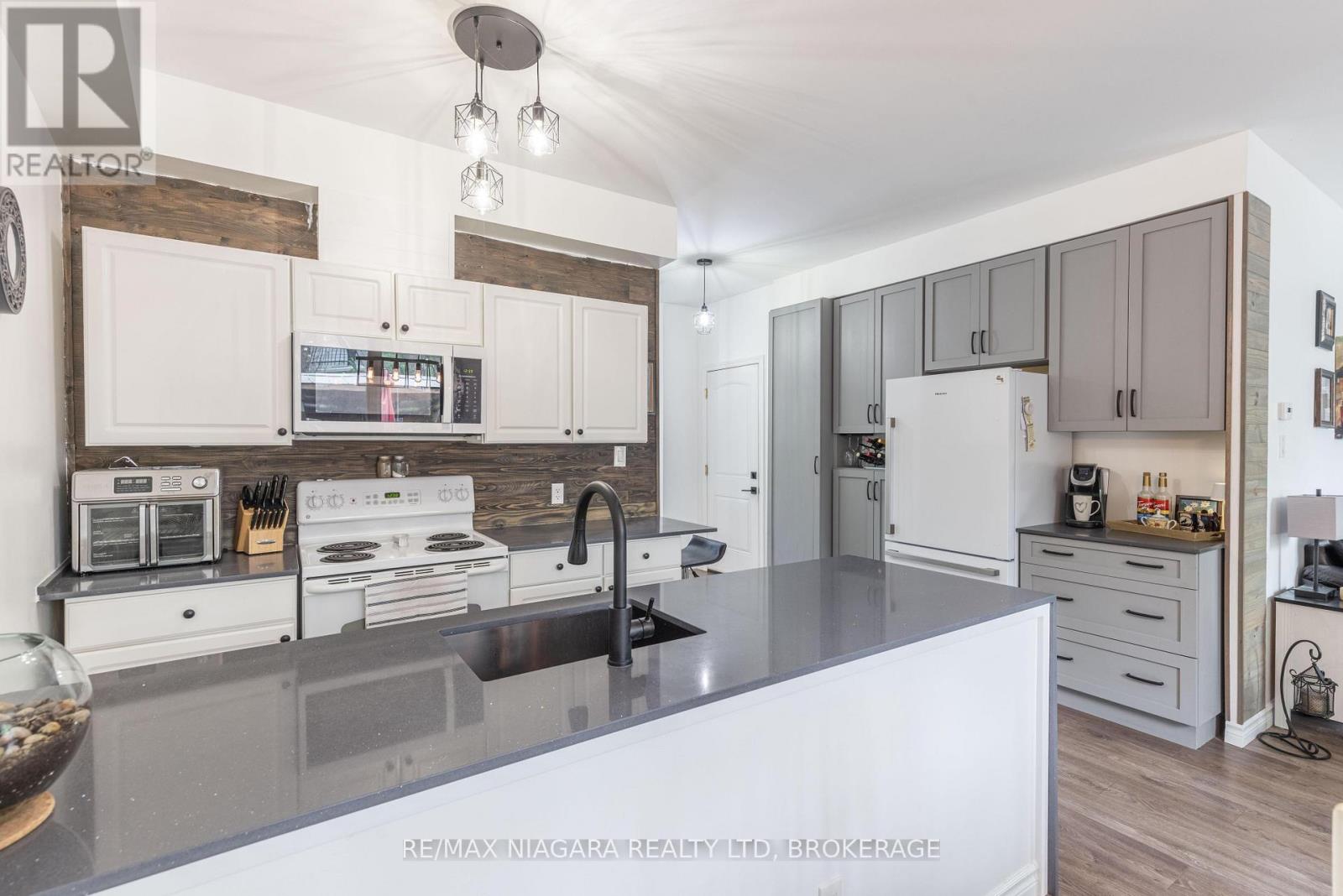 Photo 4 of 203 Cambridge Road E, Fort Erie ON