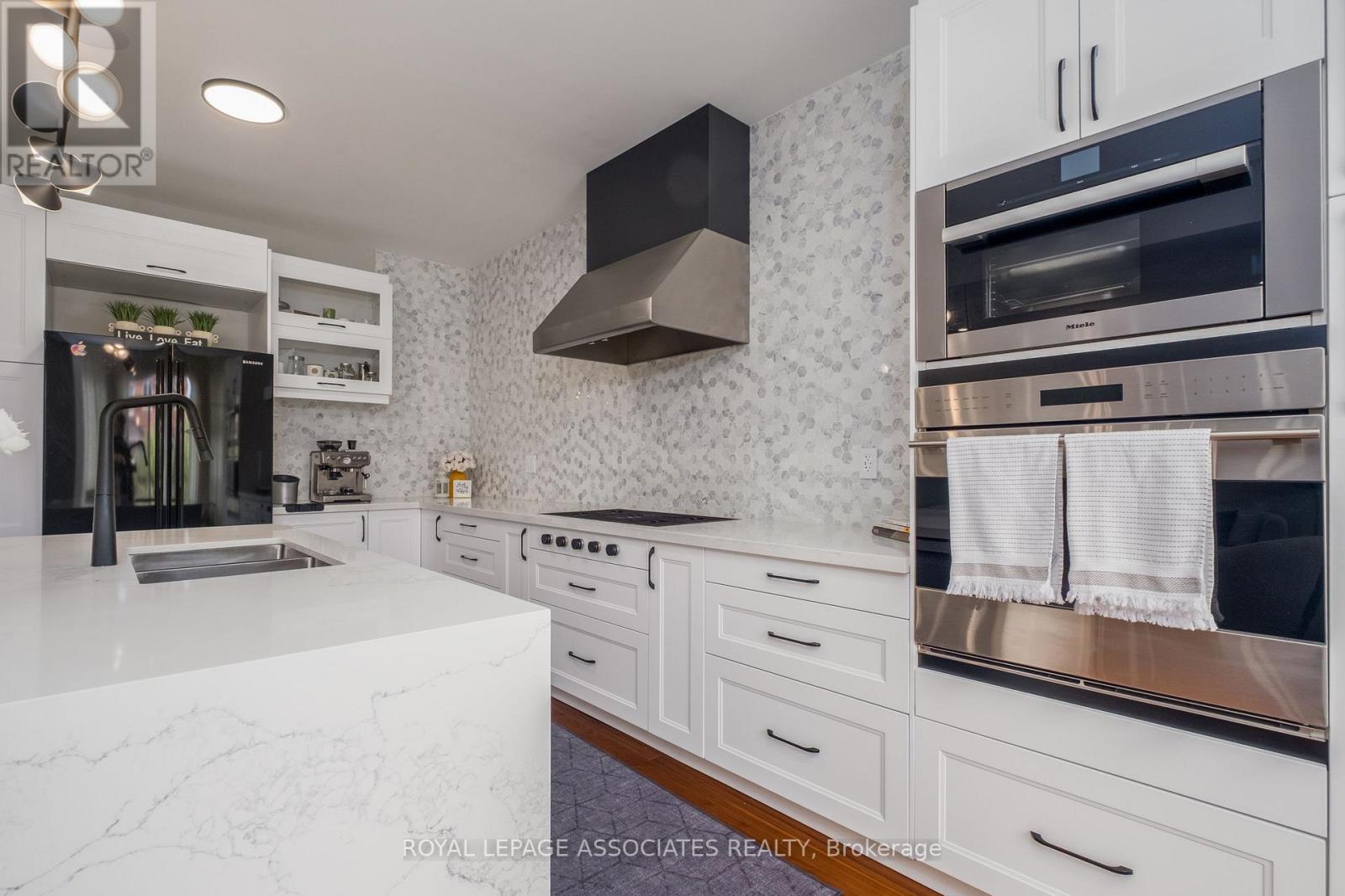 Photo 14 of 5 Rockland Crescent, Whitby ON