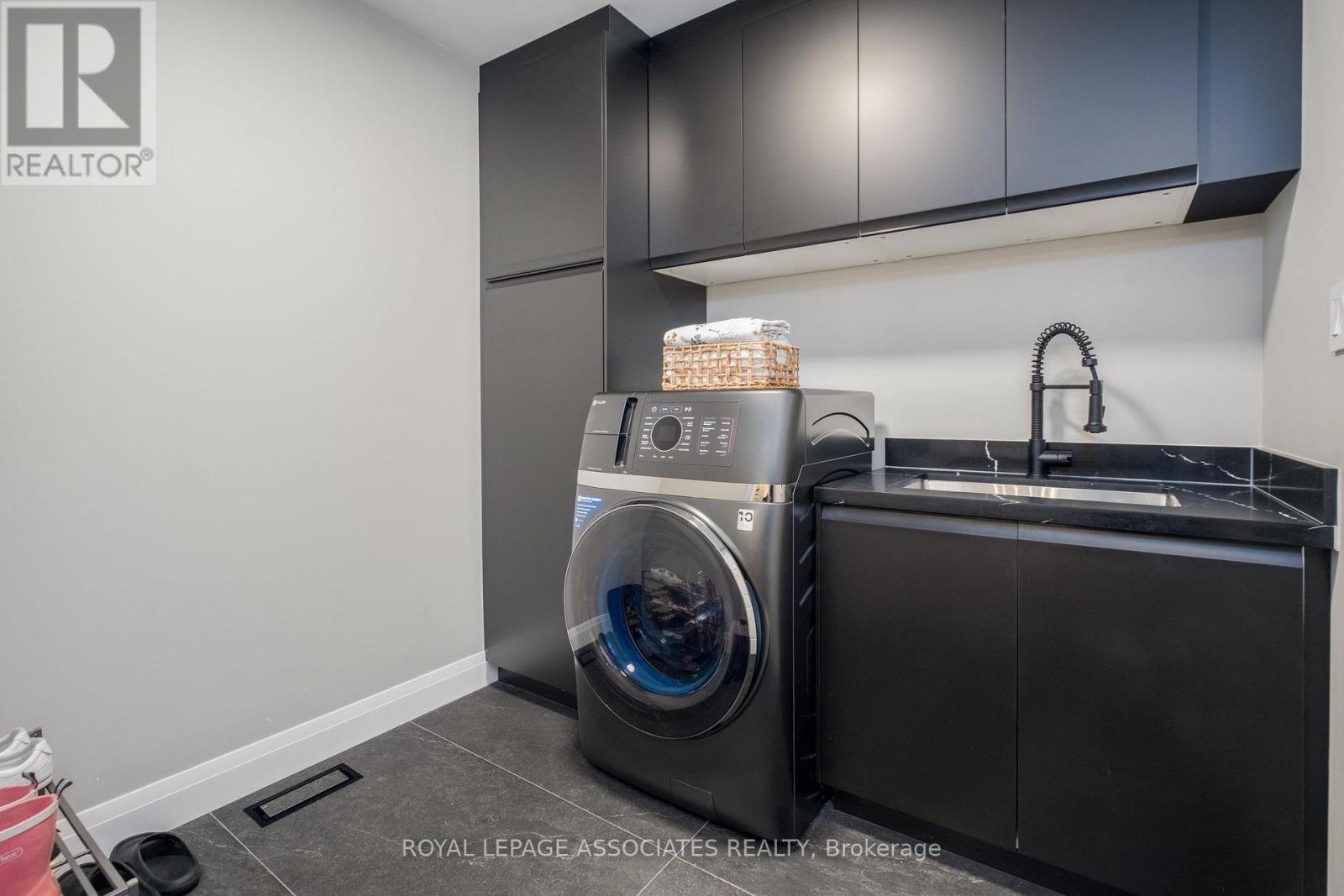 Photo 17 of 5 Rockland Crescent, Whitby ON