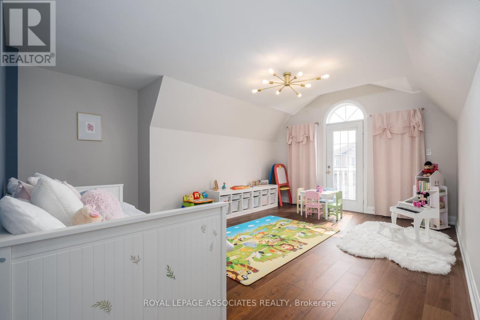 Photo 32 of 5 Rockland Crescent, Whitby ON