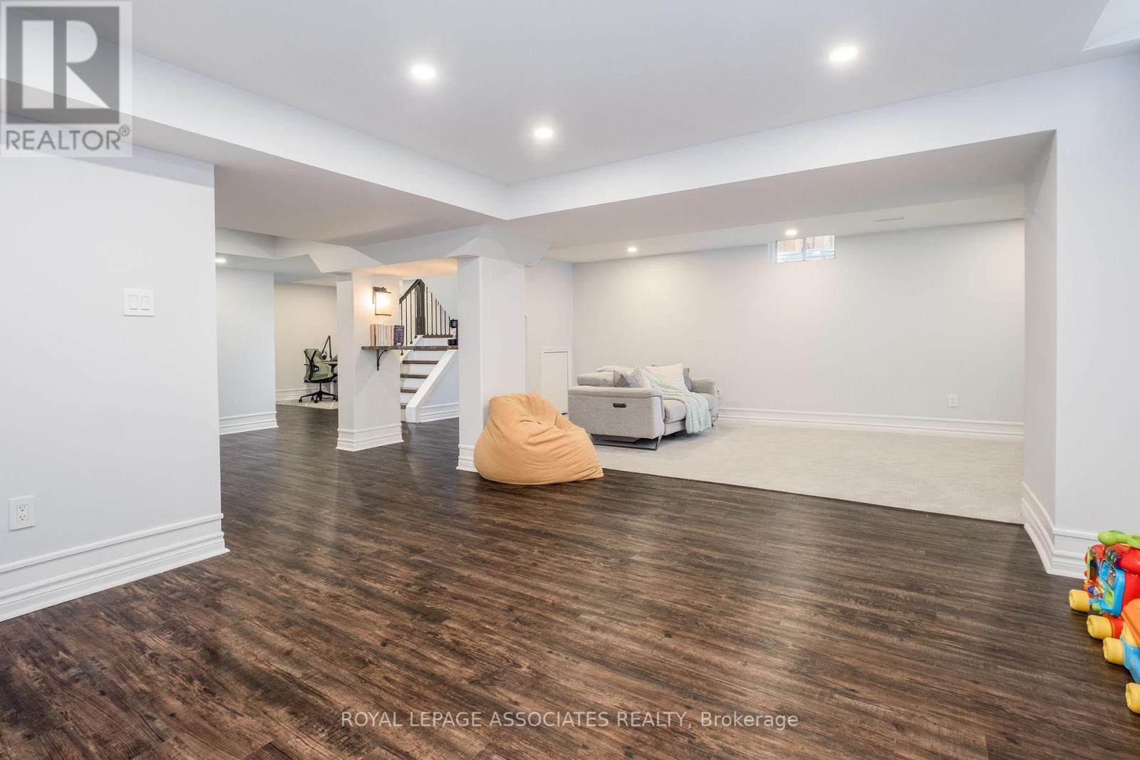 Photo 43 of 5 Rockland Crescent, Whitby ON