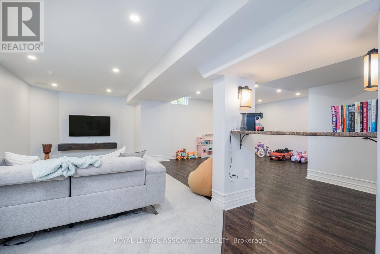 Photo 44 of 5 Rockland Crescent, Whitby ON