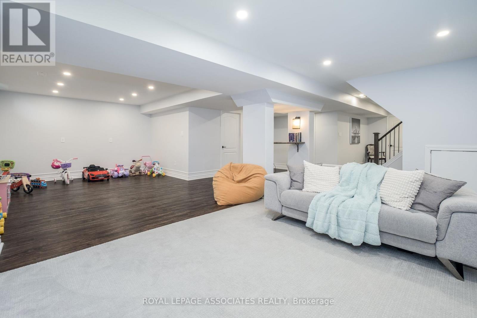 Photo 45 of 5 Rockland Crescent, Whitby ON