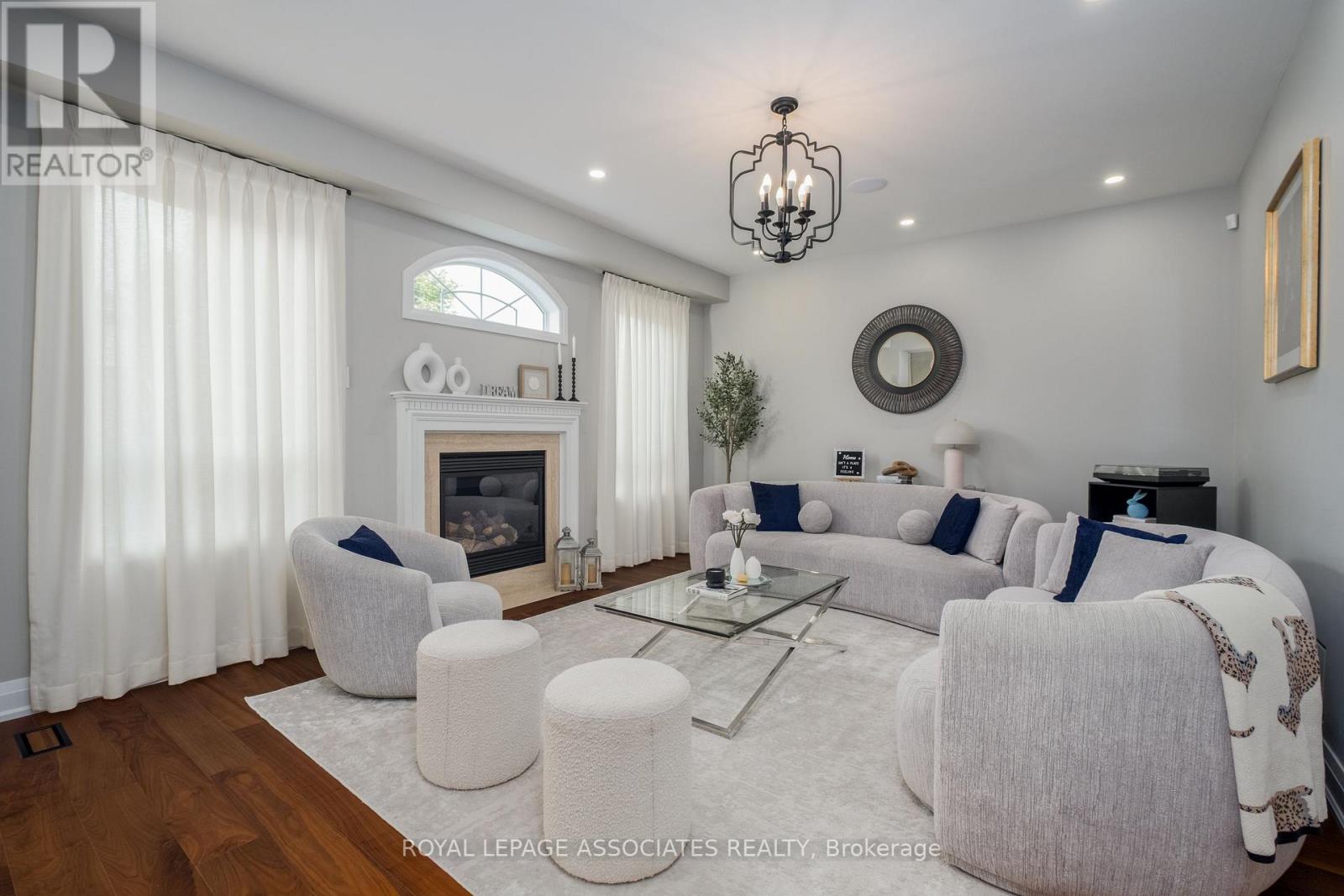 Photo 9 of 5 Rockland Crescent, Whitby ON