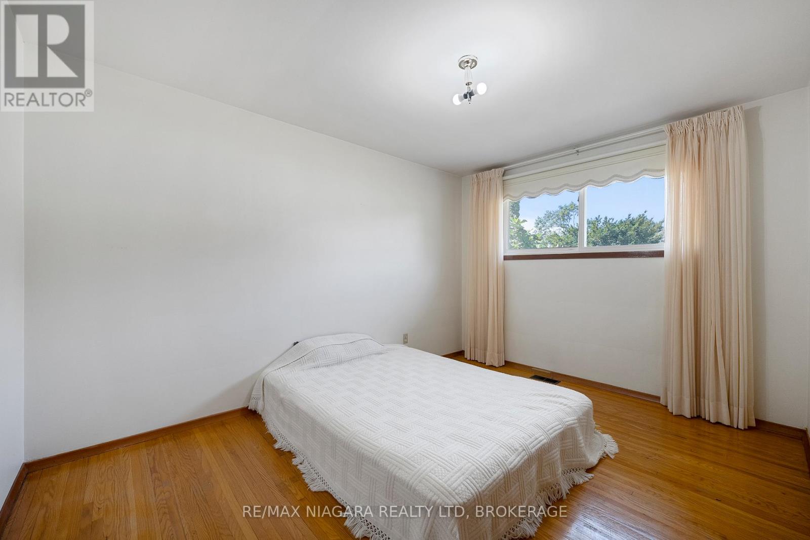 Photo 16 of 63 Trelawne Drive, St Catharines ON