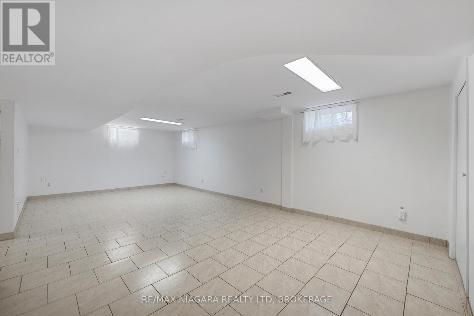 Photo 19 of 63 Trelawne Drive, St Catharines ON