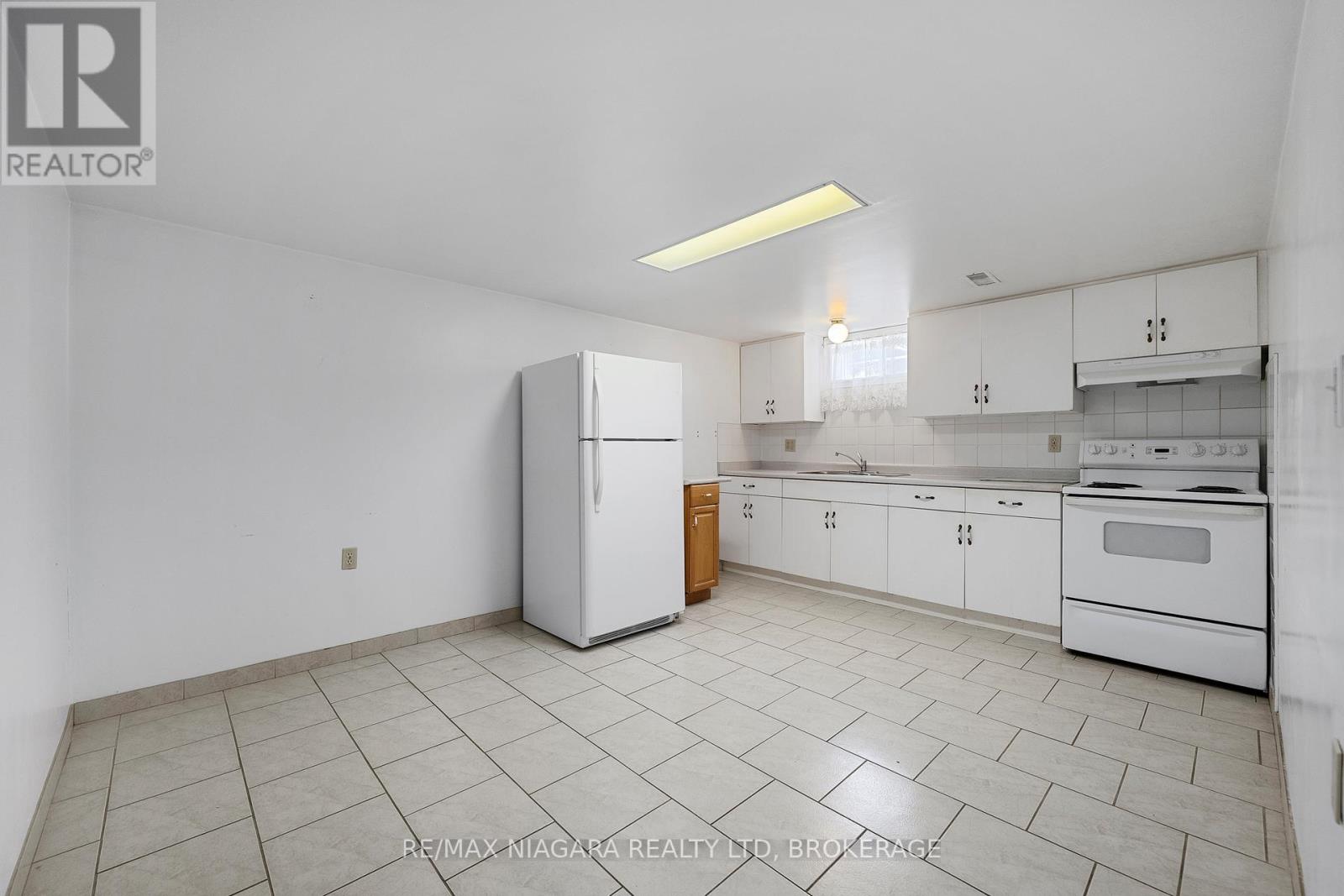 Photo 21 of 63 Trelawne Drive, St Catharines ON