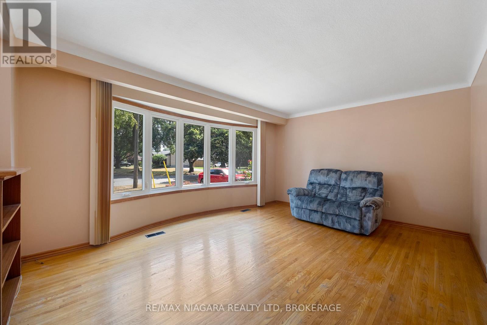 Photo 3 of 63 Trelawne Drive, St Catharines ON