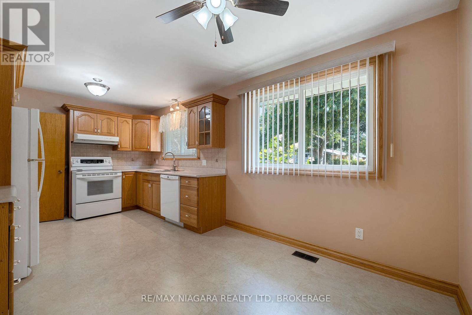 Photo 5 of 63 Trelawne Drive, St Catharines ON