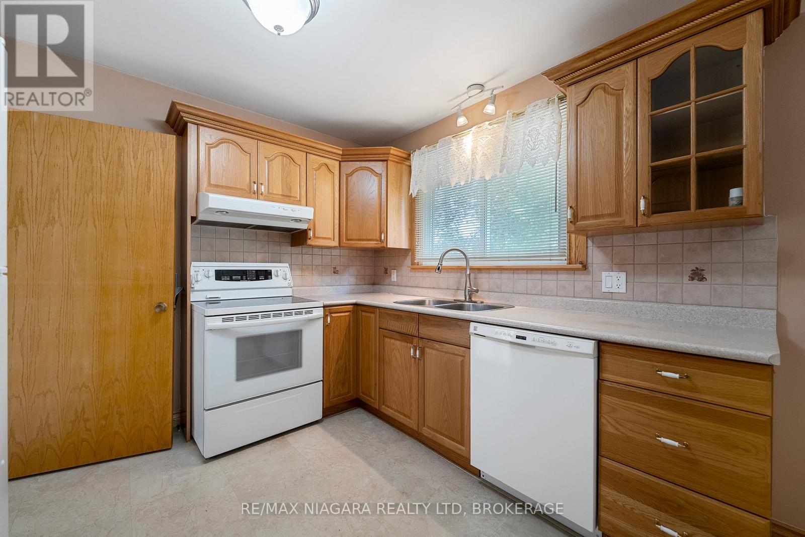 Photo 6 of 63 Trelawne Drive, St Catharines ON
